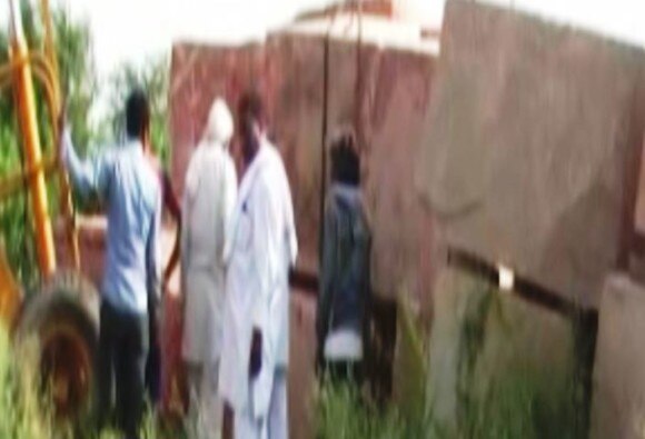 यूपी: राम मंदिर के लिए फिर आने लगे लाल पत्थर, भरतपुर से अयोध्या पहुंचे दो ट्रक
