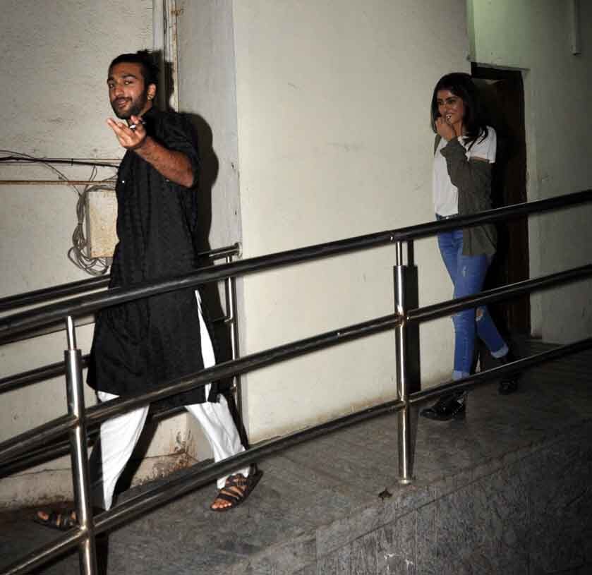PHOTOS: मिस्ट्री ब्वॉय के साथ नज़र आईं नव्या नंदा, पैपराजी को देखा तो मुंह छुपा लिया Navya Naveli Nanda Spotted On Date With Male Friend