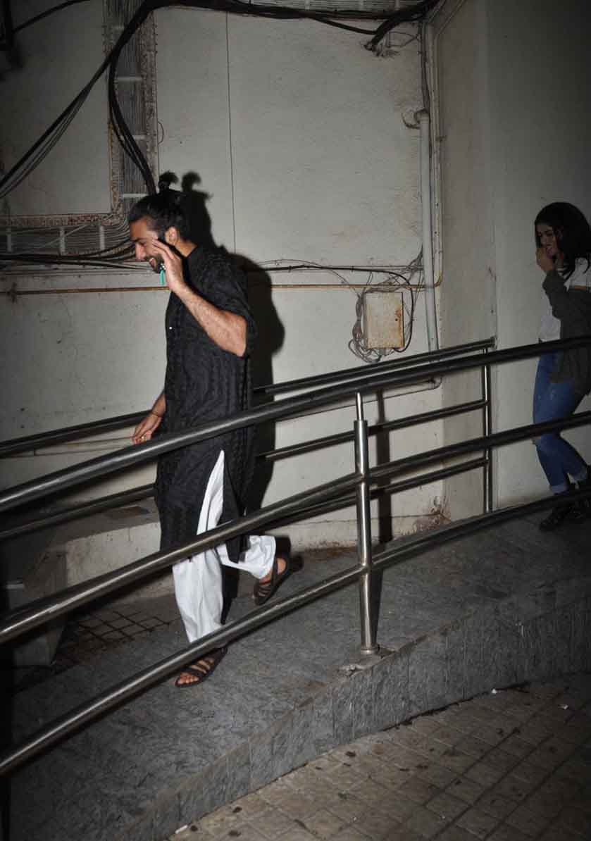 PHOTOS: मिस्ट्री ब्वॉय के साथ नज़र आईं नव्या नंदा, पैपराजी को देखा तो मुंह छुपा लिया Navya Naveli Nanda Spotted On Date With Male Friend