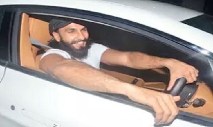 बर्थडे पर रणवीर ने खुद को गिफ्ट की कार, Bollywood actor Ranveer Singh Took Deepika Padukone Out On His Birthday, See Pics