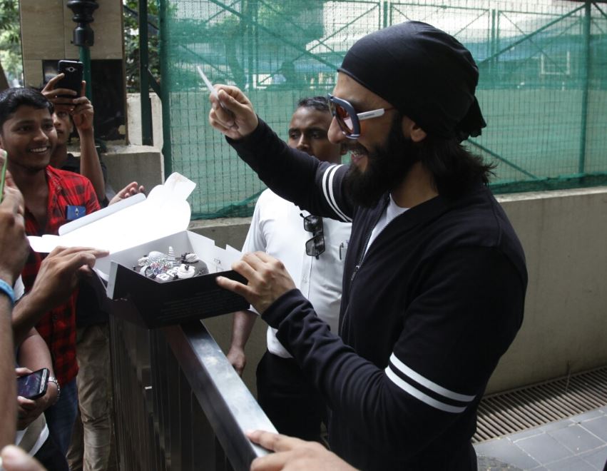बर्थडे पर रणवीर ने खुद को गिफ्ट की कार, Bollywood actor Ranveer Singh Took Deepika Padukone Out On His Birthday, See Pics