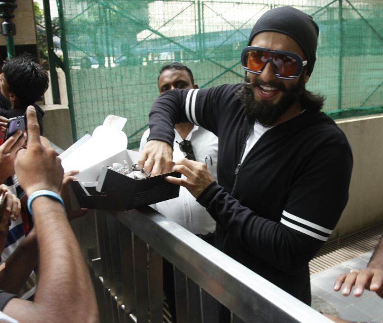 बर्थडे पर रणवीर ने खुद को गिफ्ट की कार, Bollywood actor Ranveer Singh Took Deepika Padukone Out On His Birthday, See Pics