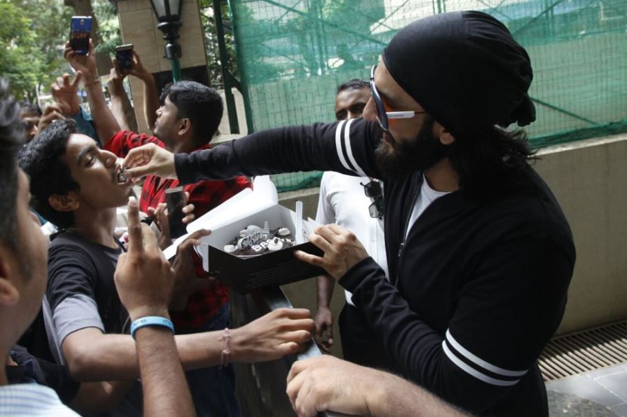 बर्थडे पर रणवीर ने खुद को गिफ्ट की कार, Bollywood actor Ranveer Singh Took Deepika Padukone Out On His Birthday, See Pics