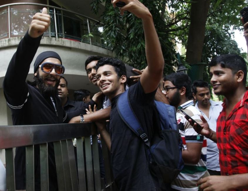बर्थडे पर रणवीर ने खुद को गिफ्ट की कार, Bollywood actor Ranveer Singh Took Deepika Padukone Out On His Birthday, See Pics