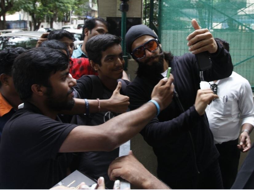 बर्थडे पर रणवीर ने खुद को गिफ्ट की कार, Bollywood actor Ranveer Singh Took Deepika Padukone Out On His Birthday, See Pics