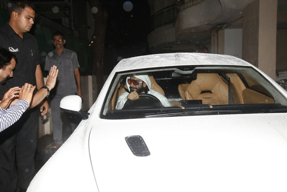 PICS : बर्थडे पर रणवीर-दीपिका की PICS : Ranveer Singh and Deepika Snapped on his BIrthday