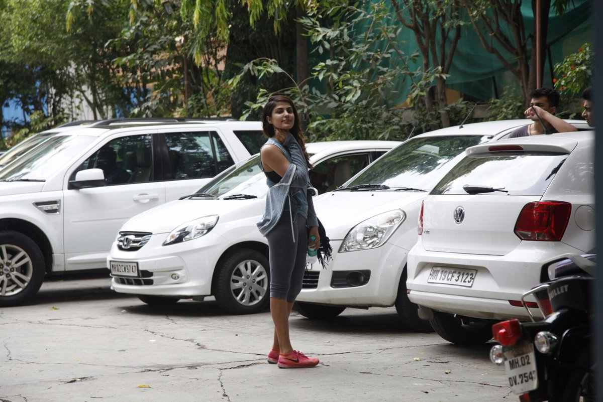 जिम के लिए निकलीं रेहा कैमरे में हुईं कैद See tha latest pictures of rhea chakraborty