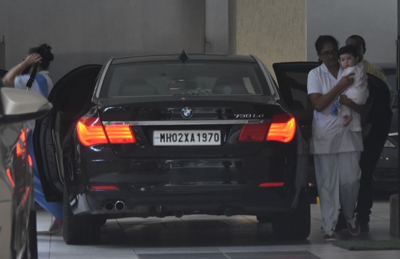 बेबी तैमूर को लेकर मम्मी से मिलने पहुंची बेबो, तस्वीरें वायरल Kareena Kapoor & cutie Taimur snapped as they drop in at mom Babita Kapoor place in Bandra