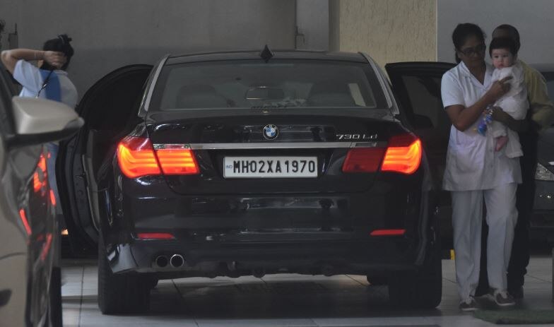 बेबी तैमूर को लेकर मम्मी से मिलने पहुंची बेबो, तस्वीरें वायरल Kareena Kapoor & cutie Taimur snapped as they drop in at mom Babita Kapoor place in Bandra