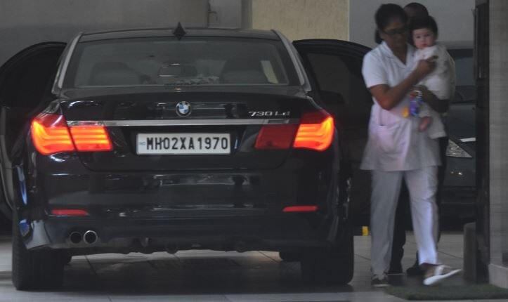 बेबी तैमूर को लेकर मम्मी से मिलने पहुंची बेबो, तस्वीरें वायरल Kareena Kapoor & cutie Taimur snapped as they drop in at mom Babita Kapoor place in Bandra