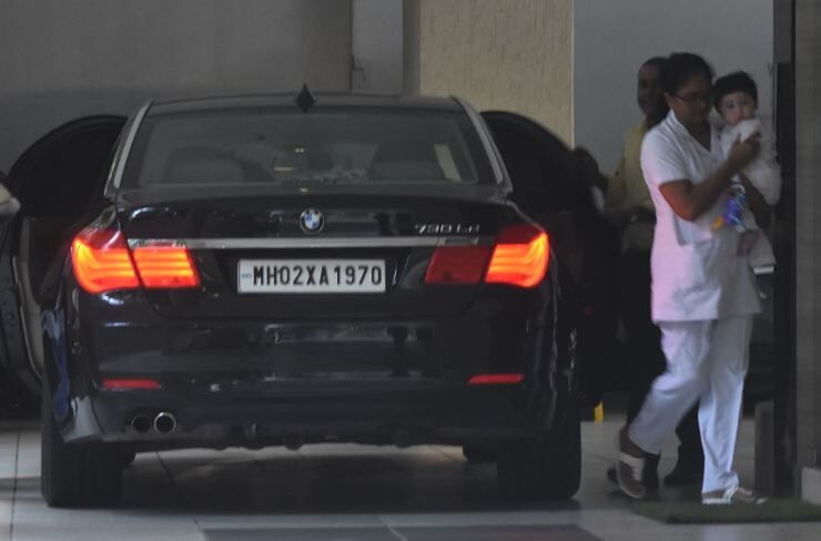बेबी तैमूर को लेकर मम्मी से मिलने पहुंची बेबो, तस्वीरें वायरल Kareena Kapoor & cutie Taimur snapped as they drop in at mom Babita Kapoor place in Bandra