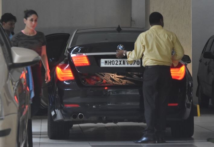 बेबी तैमूर को लेकर मम्मी से मिलने पहुंची बेबो, तस्वीरें वायरल Kareena Kapoor & cutie Taimur snapped as they drop in at mom Babita Kapoor place in Bandra