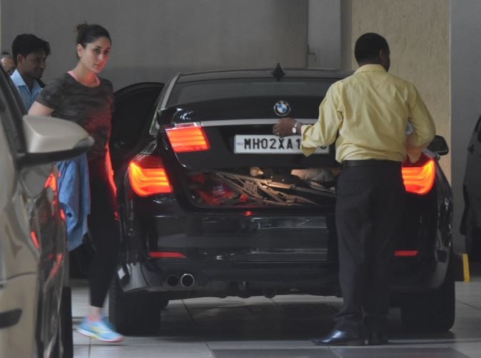 बेबी तैमूर को लेकर मम्मी से मिलने पहुंची बेबो, तस्वीरें वायरल Kareena Kapoor & cutie Taimur snapped as they drop in at mom Babita Kapoor place in Bandra
