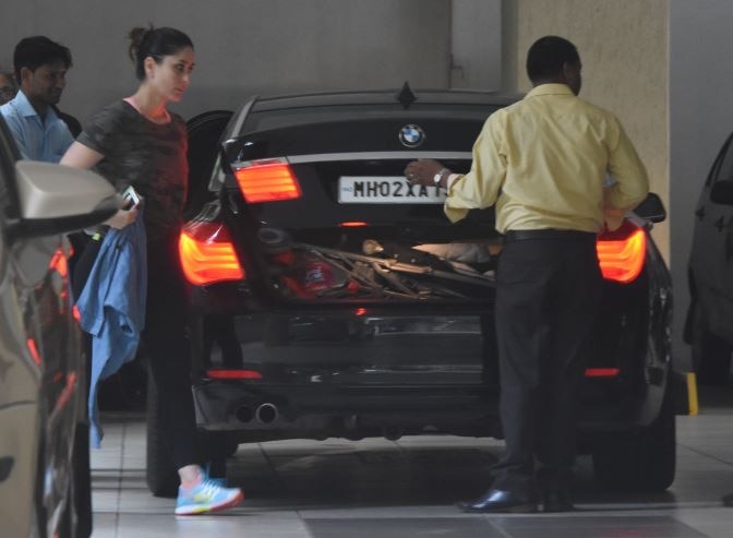 बेबी तैमूर को लेकर मम्मी से मिलने पहुंची बेबो, तस्वीरें वायरल Kareena Kapoor & cutie Taimur snapped as they drop in at mom Babita Kapoor place in Bandra