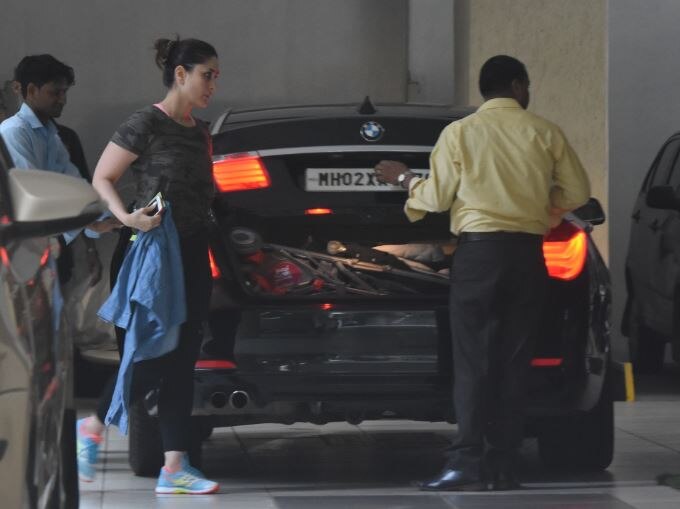 बेबी तैमूर को लेकर मम्मी से मिलने पहुंची बेबो, तस्वीरें वायरल Kareena Kapoor & cutie Taimur snapped as they drop in at mom Babita Kapoor place in Bandra