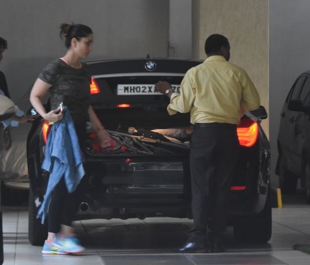 बेबी तैमूर को लेकर मम्मी से मिलने पहुंची बेबो, तस्वीरें वायरल Kareena Kapoor & cutie Taimur snapped as they drop in at mom Babita Kapoor place in Bandra