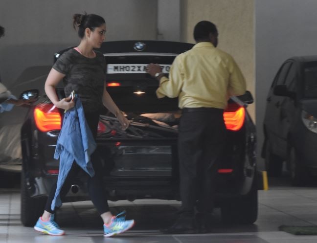 बेबी तैमूर को लेकर मम्मी से मिलने पहुंची बेबो, तस्वीरें वायरल Kareena Kapoor & cutie Taimur snapped as they drop in at mom Babita Kapoor place in Bandra