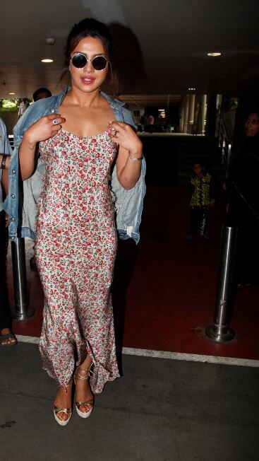 एयरपोर्ट पर कैमरे में कैद हुईं भारत लौटी प्रियंका चोपड़ा See the latest pictures Priyanka Chopra