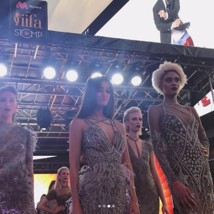 IIFA में हिस्सा लेने न्यूयॉर्क पहुंचीं दिशा पटानी ने किया टाइम्स स्क्वायर पर वॉक IIFA 2017: Disha Patani looks mesmerising as she scorches the runway at Stomp event