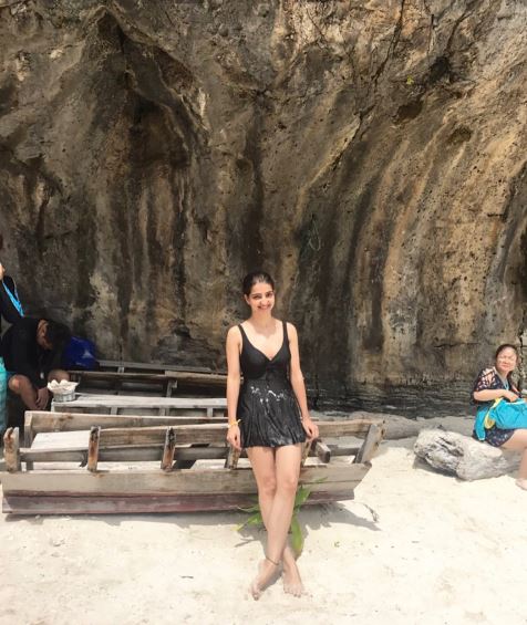थाईलैंड में बीच किनारे जमकर मस्ती कर रही हैं ‘Saath Nibhana Saathiya’ actress Lovey Sasan is on a vacation in Thailand