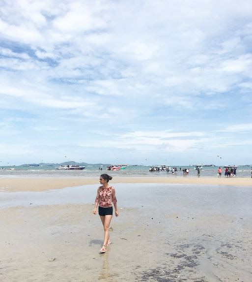 थाईलैंड में बीच किनारे जमकर मस्ती कर रही हैं ‘Saath Nibhana Saathiya’ actress Lovey Sasan is on a vacation in Thailand