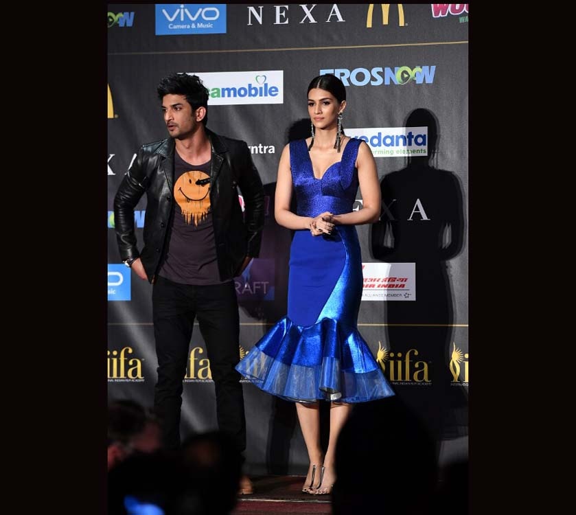 IIFA Awards: ग्रीन कार्पेट पर अपने Cinderella अवतार में कृति सैनन ने किया इंप्रेस Kriti Sanon looked nothing less than a princess at green carpet of IIFA Rocks 2017