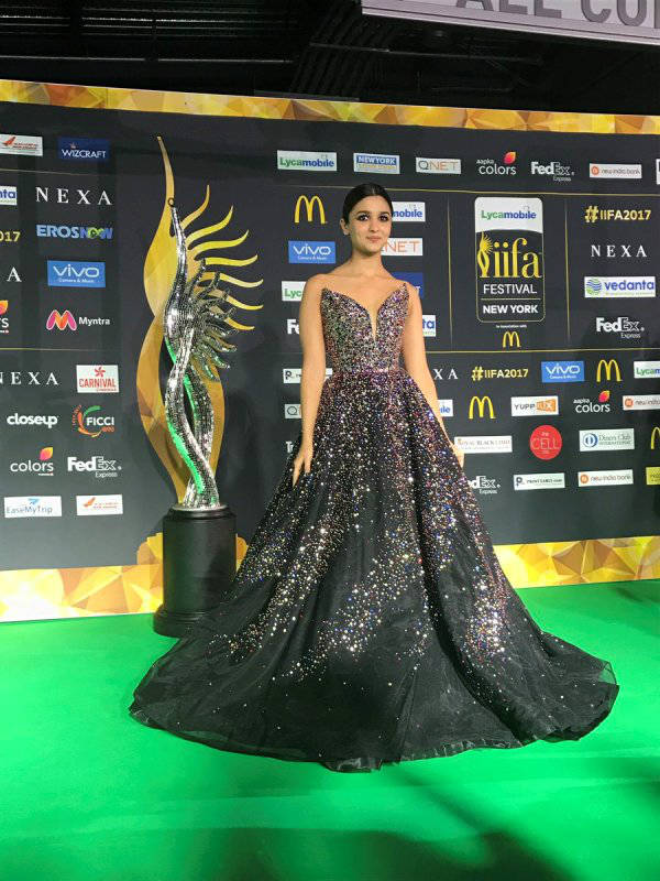 IIFA 2017 में बॉलीवुड सितारों ने बिखेरा अपना जलवा, देखें तस्वीरें... Pictures of Bollywood stars in IIFA Awards 2017