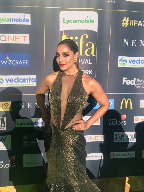IIFA 2017 में बॉलीवुड सितारों ने बिखेरा अपना जलवा, देखें तस्वीरें... Pictures of Bollywood stars in IIFA Awards 2017