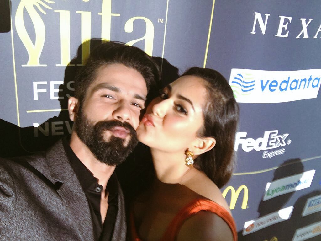 IIFA 2017 में बॉलीवुड सितारों ने बिखेरा अपना जलवा, देखें तस्वीरें... Pictures of Bollywood stars in IIFA Awards 2017