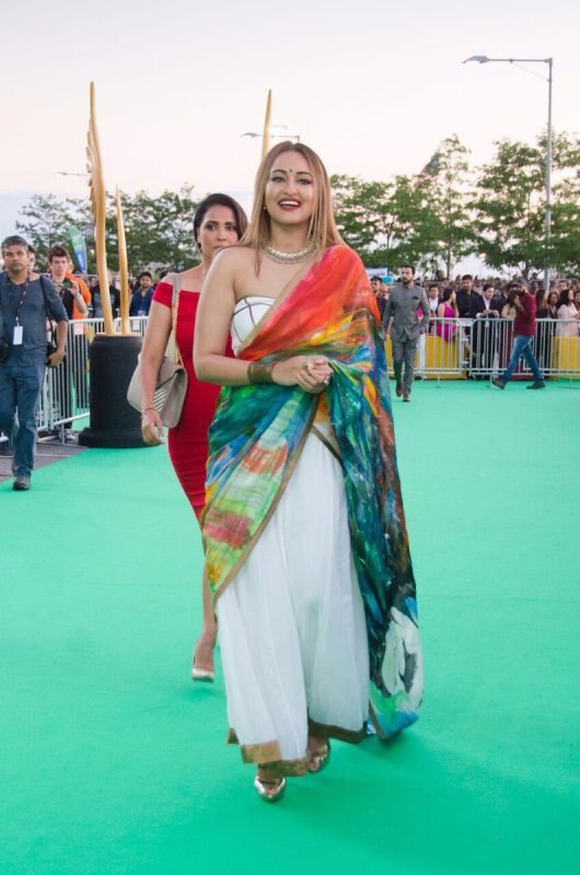 IIFA 2017 में बॉलीवुड सितारों ने बिखेरा अपना जलवा, देखें तस्वीरें... Pictures of Bollywood stars in IIFA Awards 2017