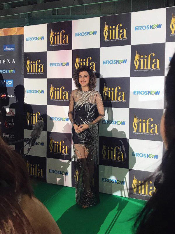 IIFA 2017 में बॉलीवुड सितारों ने बिखेरा अपना जलवा, देखें तस्वीरें... Pictures of Bollywood stars in IIFA Awards 2017