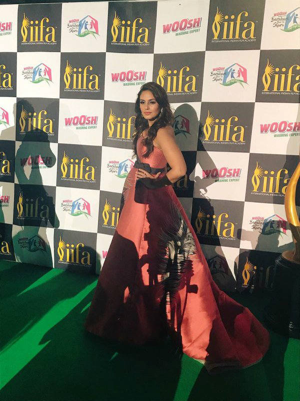 IIFA 2017 में बॉलीवुड सितारों ने बिखेरा अपना जलवा, देखें तस्वीरें... Pictures of Bollywood stars in IIFA Awards 2017