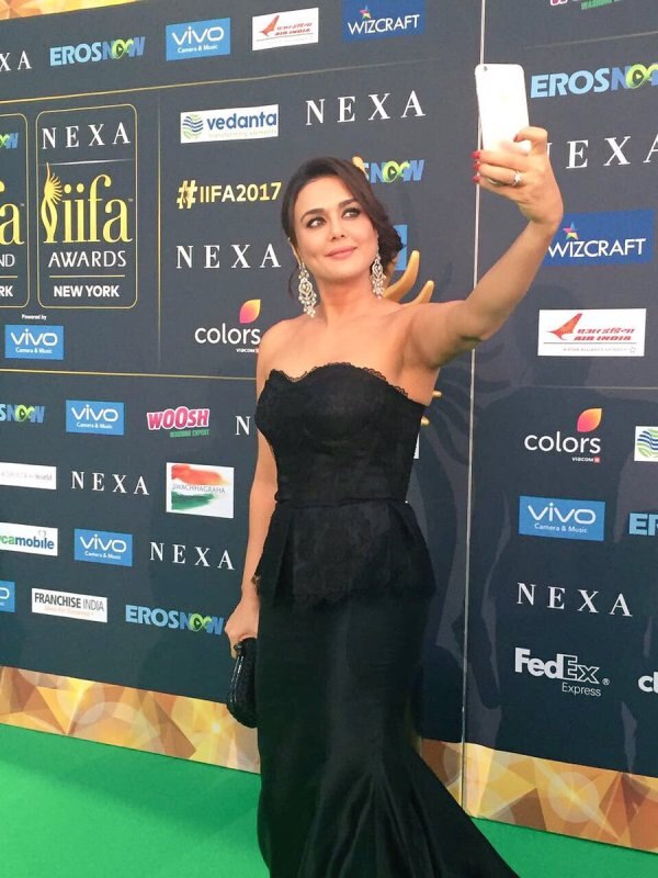 IIFA 2017 में बॉलीवुड सितारों ने बिखेरा अपना जलवा, देखें तस्वीरें... Pictures of Bollywood stars in IIFA Awards 2017
