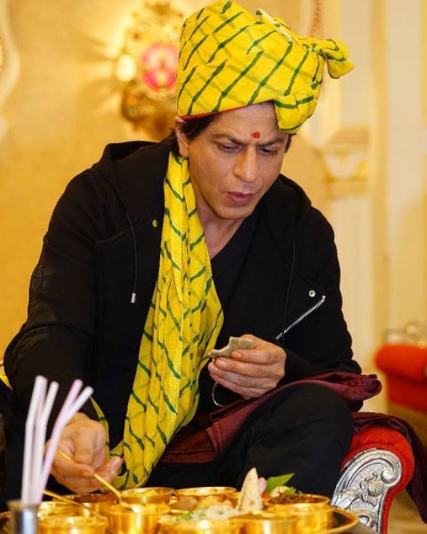 सोने की थाली में शाहरुख ने खाया खाना, जानें इसकी खासियत... Superstar Shah Rukh Khan relishes Rajasthani Thali
