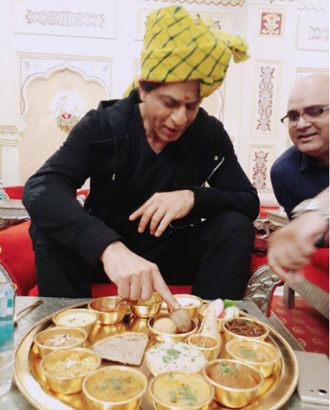 सोने की थाली में शाहरुख ने खाया खाना, जानें इसकी खासियत... Superstar Shah Rukh Khan relishes Rajasthani Thali