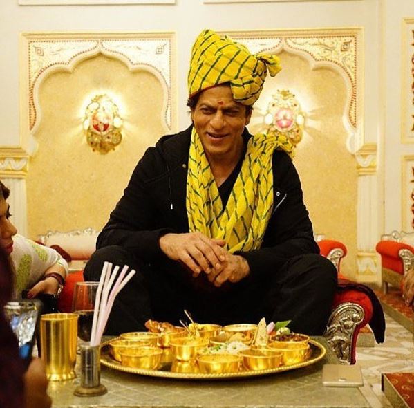 सोने की थाली में शाहरुख ने खाया खाना, जानें इसकी खासियत... Superstar Shah Rukh Khan relishes Rajasthani Thali
