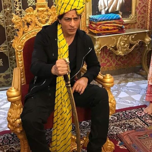 सोने की थाली में शाहरुख ने खाया खाना, जानें इसकी खासियत... Superstar Shah Rukh Khan relishes Rajasthani Thali