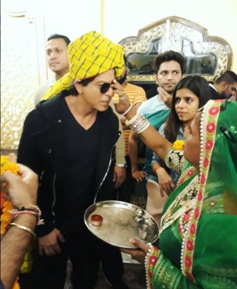 सोने की थाली में शाहरुख ने खाया खाना, जानें इसकी खासियत... Superstar Shah Rukh Khan relishes Rajasthani Thali