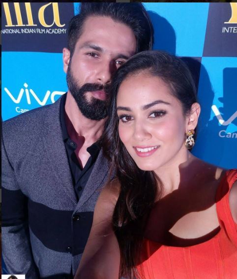 IIFA में जाते समय पत्नी मीरा का गाउन संभालते दिखे शाहिद कपूर Shahid Kapoor and Mira Rajput look stunning while posing for the shutterbugs at the green carpet