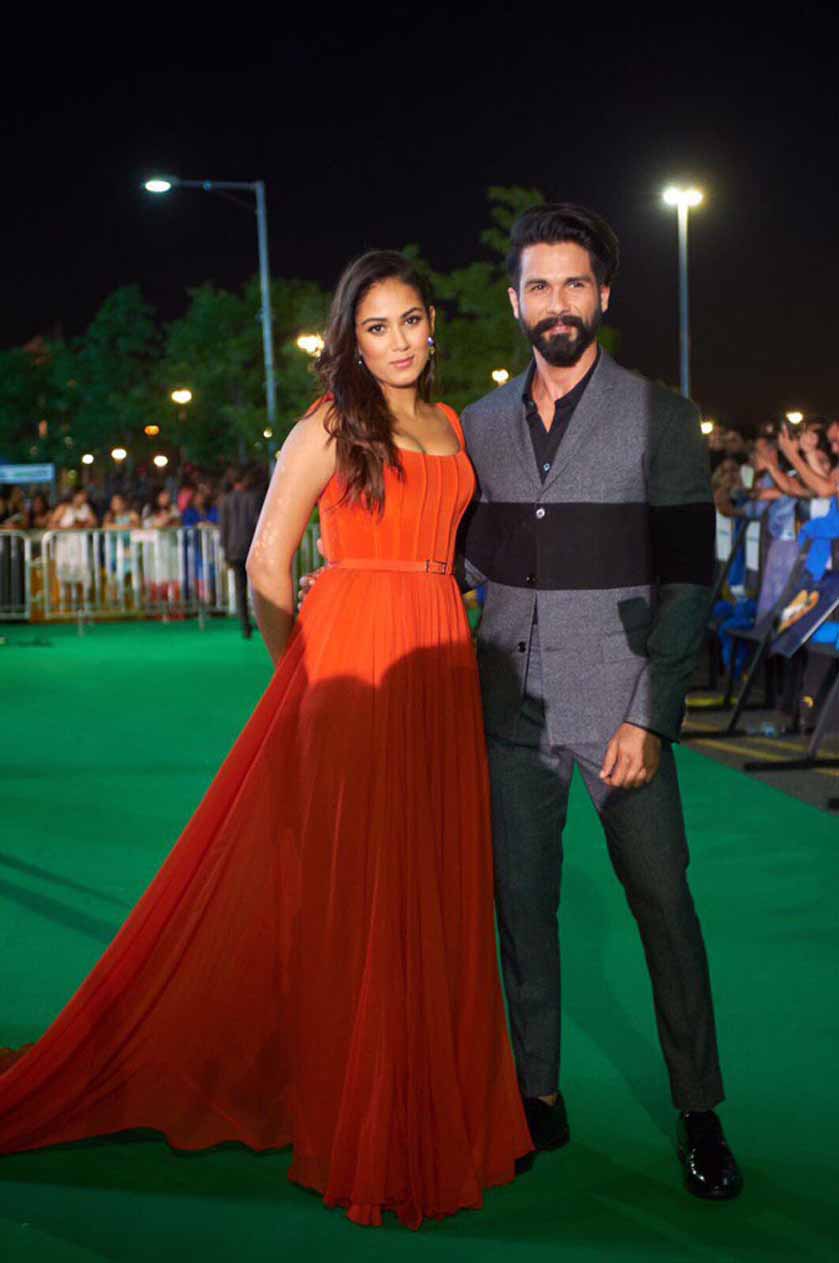 IIFA में जाते समय पत्नी मीरा का गाउन संभालते दिखे शाहिद कपूर Shahid Kapoor and Mira Rajput look stunning while posing for the shutterbugs at the green carpet