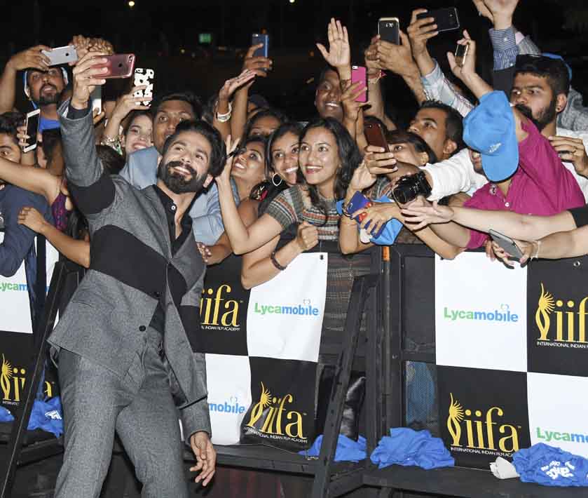 IIFA में जाते समय पत्नी मीरा का गाउन संभालते दिखे शाहिद कपूर Shahid Kapoor and Mira Rajput look stunning while posing for the shutterbugs at the green carpet