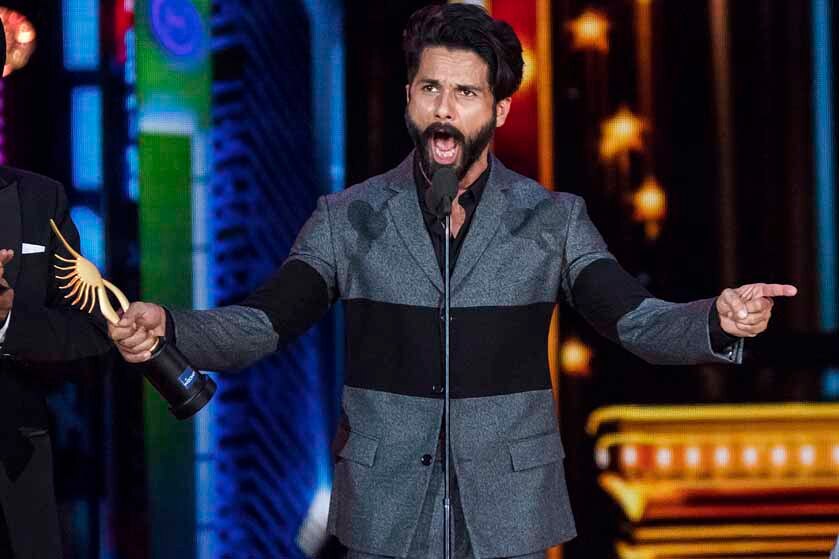 IIFA में जाते समय पत्नी मीरा का गाउन संभालते दिखे शाहिद कपूर Shahid Kapoor and Mira Rajput look stunning while posing for the shutterbugs at the green carpet