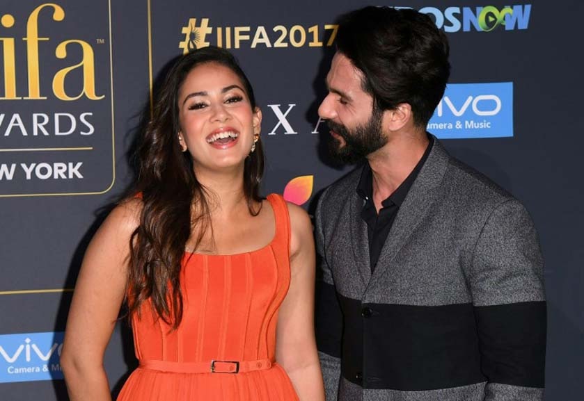 IIFA में जाते समय पत्नी मीरा का गाउन संभालते दिखे शाहिद कपूर Shahid Kapoor and Mira Rajput look stunning while posing for the shutterbugs at the green carpet