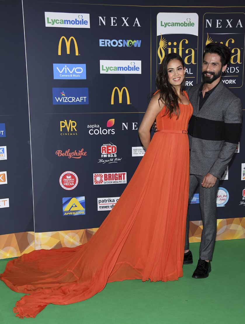 IIFA में जाते समय पत्नी मीरा का गाउन संभालते दिखे शाहिद कपूर Shahid Kapoor and Mira Rajput look stunning while posing for the shutterbugs at the green carpet