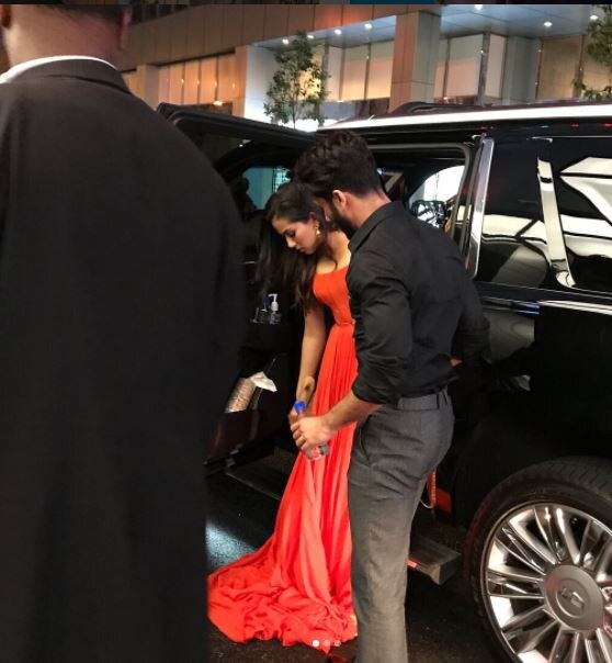 IIFA में जाते समय पत्नी मीरा का गाउन संभालते दिखे शाहिद कपूर Shahid Kapoor and Mira Rajput look stunning while posing for the shutterbugs at the green carpet