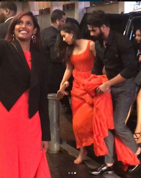 IIFA में जाते समय पत्नी मीरा का गाउन संभालते दिखे शाहिद कपूर Shahid Kapoor and Mira Rajput look stunning while posing for the shutterbugs at the green carpet