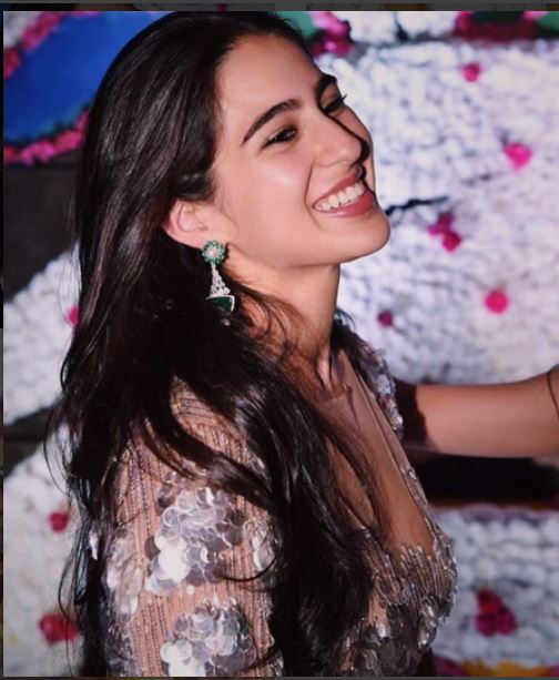 फैशन शो में सारा अली खान का ट्रेडिशनल अवतार देख उनपर टिक गईं सबकी निगाहें, देखें तस्वीरें Sara Ali Khan Made The Spotlight Follow Her Looking Like This. See Pics