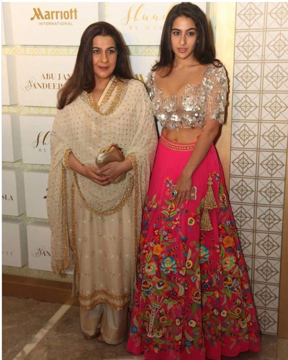 फैशन शो में सारा अली खान का ट्रेडिशनल अवतार देख उनपर टिक गईं सबकी निगाहें, देखें तस्वीरें Sara Ali Khan Made The Spotlight Follow Her Looking Like This. See Pics