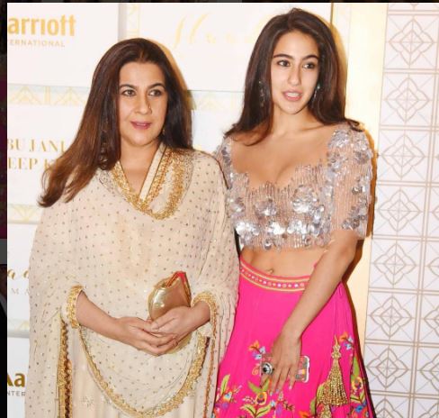 फैशन शो में सारा अली खान का ट्रेडिशनल अवतार देख उनपर टिक गईं सबकी निगाहें, देखें तस्वीरें Sara Ali Khan Made The Spotlight Follow Her Looking Like This. See Pics