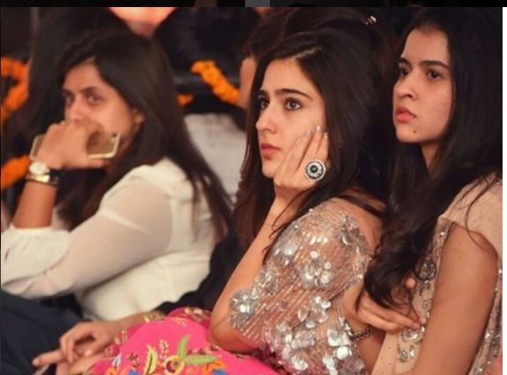 फैशन शो में सारा अली खान का ट्रेडिशनल अवतार देख उनपर टिक गईं सबकी निगाहें, देखें तस्वीरें Sara Ali Khan Made The Spotlight Follow Her Looking Like This. See Pics